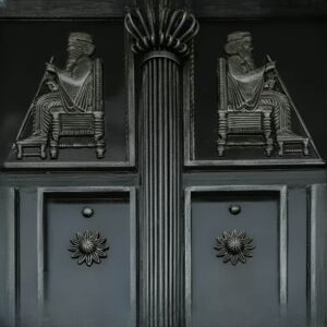 درب فلزی هخامنشی در شیراز