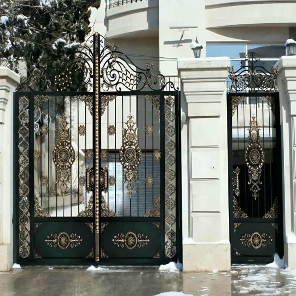 درب آهنی ورودی منزل در شیراز