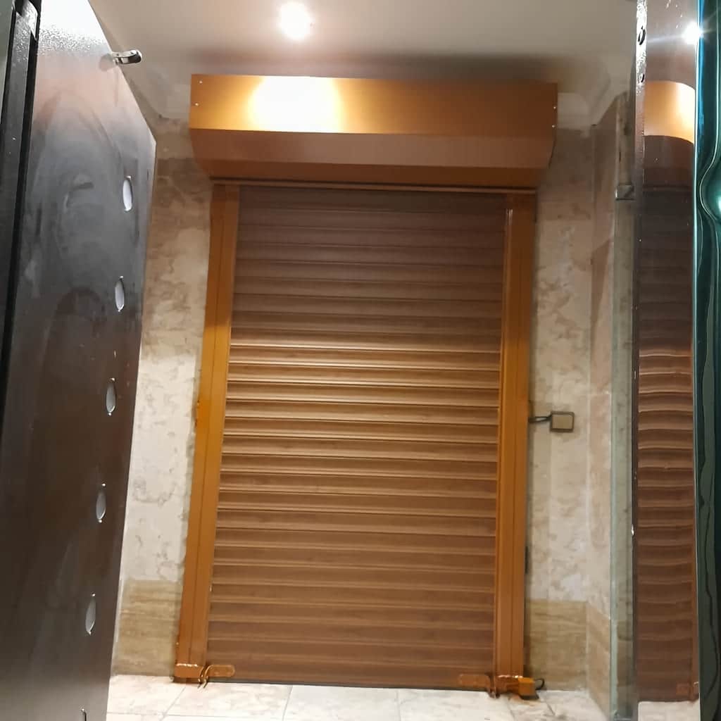 حفاظ کرکره ای برقی پشت درب آپارتمان شیراز با موتور ساید