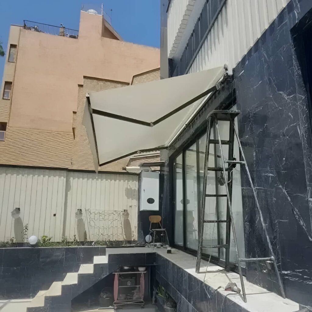 سایبان برقی ضد UV در شیراز با پارچه متراکم روشن