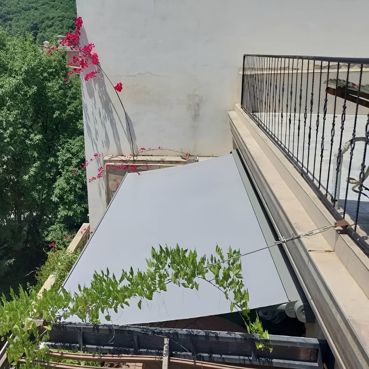 سایبان برقی در شیراز با سازه فلزی تقویت شده برای حیاط سایبان برقی در شیراز با سازه فلزی تقویت شده برای حیاط
