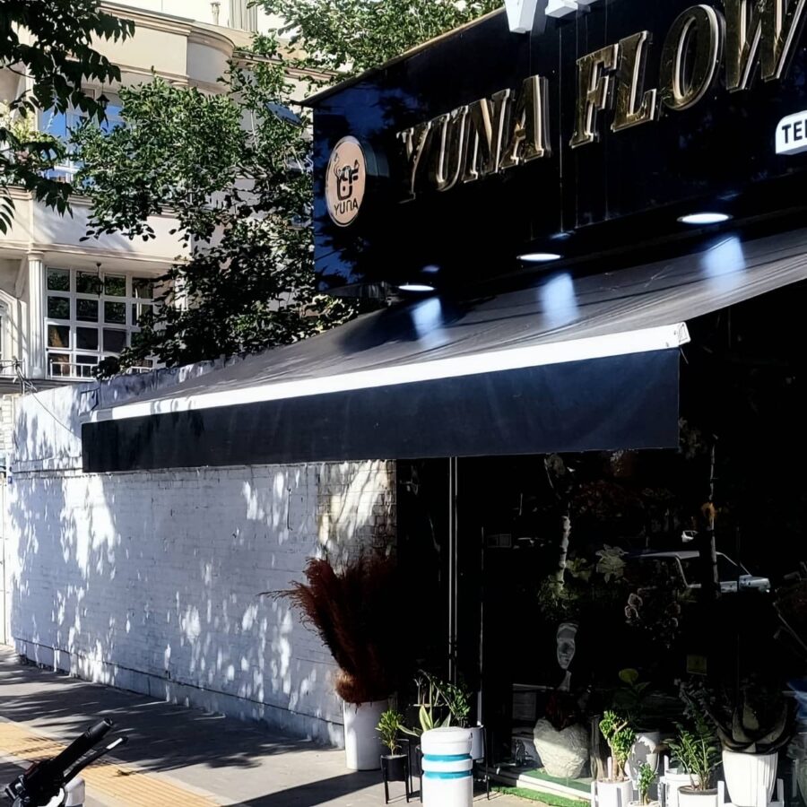 قیمت سایبان برقی در شیراز با اندازه گیری عرض و پیشروی مغازه