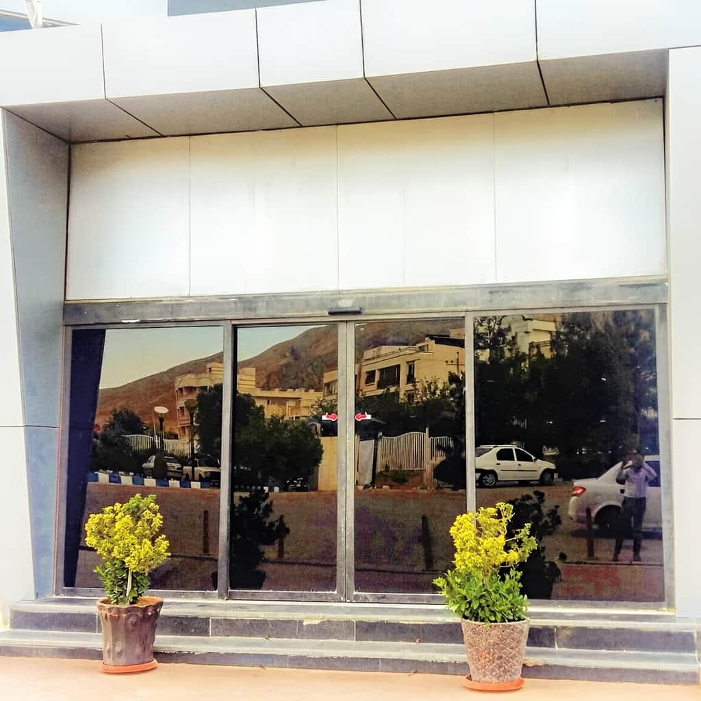 سنسور چشمی درب اتوماتیک شیشه ای شیراز روی فریم آلومینیومی ورودی