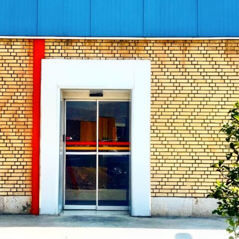 درب اتوماتیک شیشه ای لولایی شیراز با پنل شیشه ای شفاف بررسی فنی قیمت درب اتوماتیک شیشه ای لولایی در شیراز
