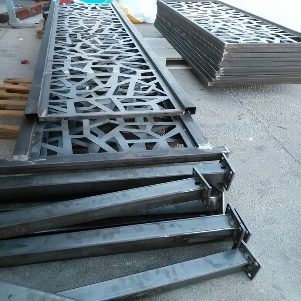 نرده سی ان سی مینیمال مدرن شیراز با خطوط ساده برای نمای امروزی
