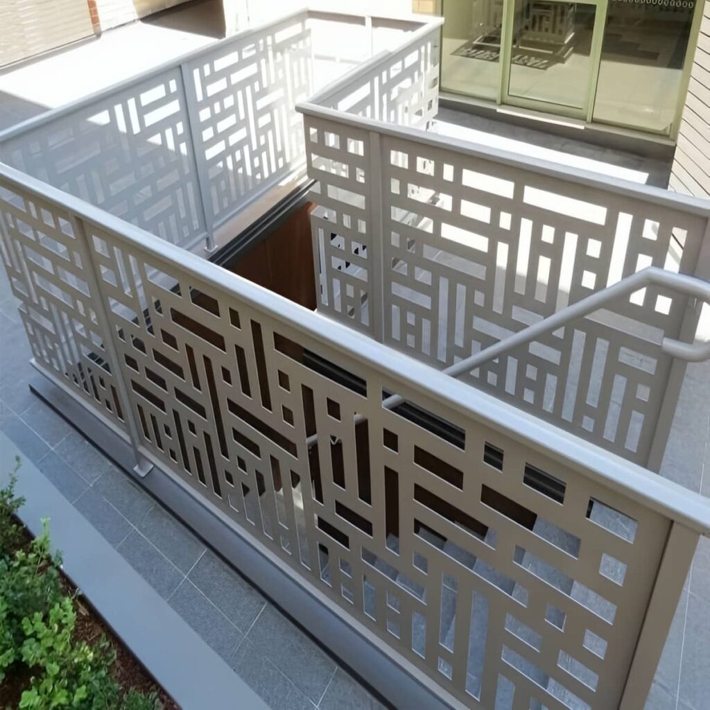 نرده فلزی سی ان سی طرح‌دار شیراز با رنگ کوره‌ای تیره برای نمای مدرن