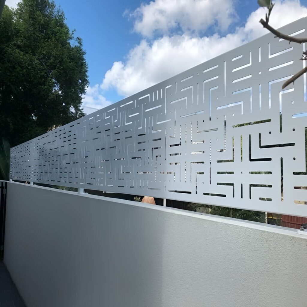نرده سی ان سی رنگ کوره‌ای شیراز با پوشش مات برای نمای مدرن