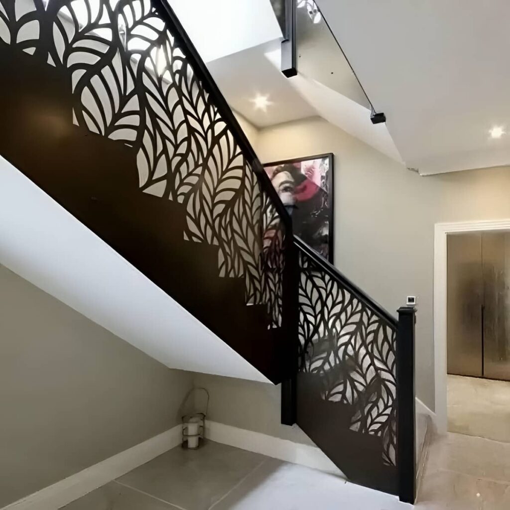 نرده سی ان سی طرح‌دار بالکن شیراز با رنگ کوره‌ای تیره برای نمای مدرن