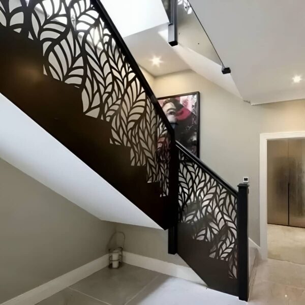 نرده سی ان سی طرح‌دار بالکن شیراز با رنگ کوره‌ای تیره برای نمای مدرن