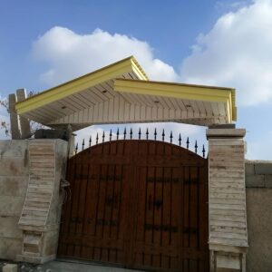 آردواز سردرب ورودی ساختمان شیراز با طراحی مقاوم بالای درب