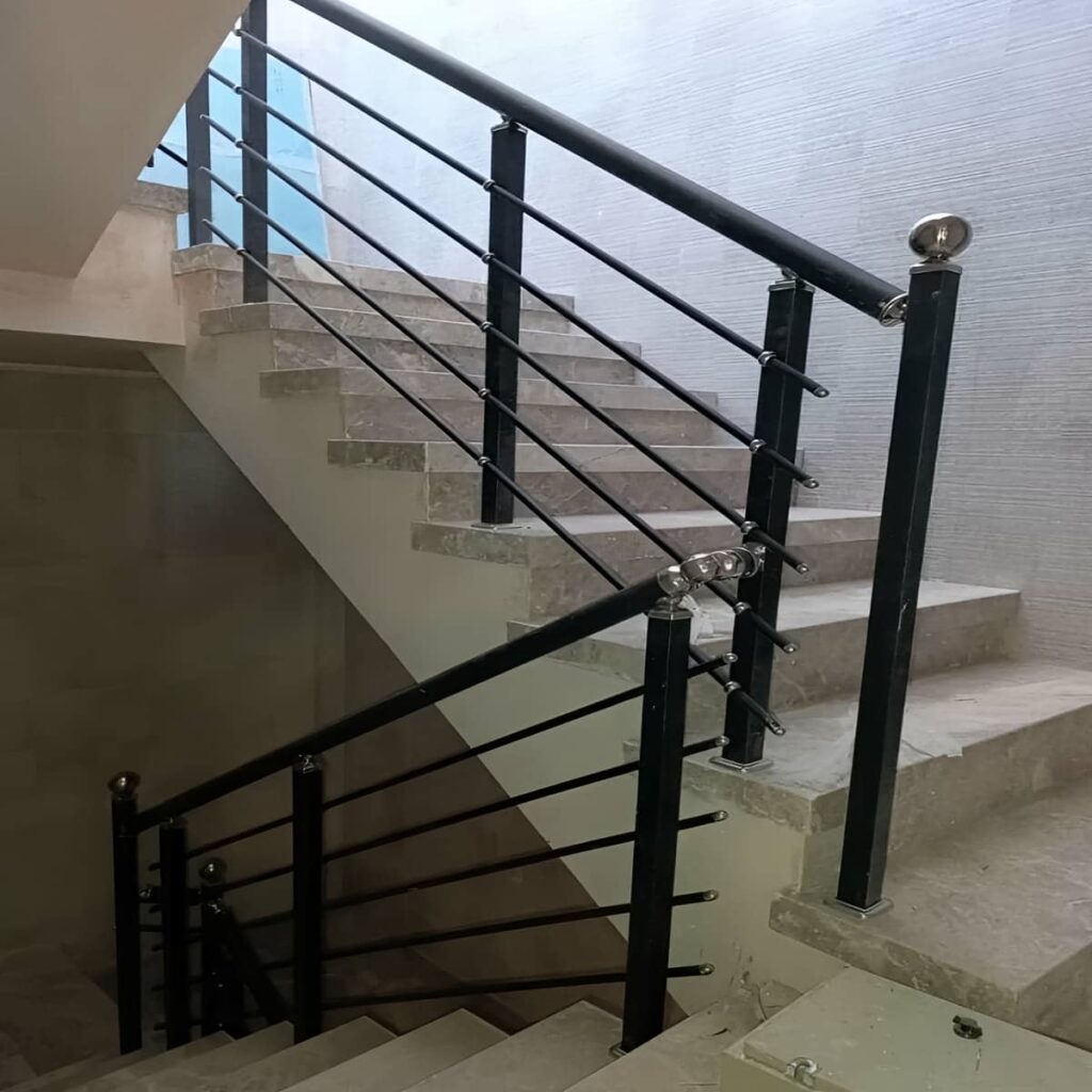 نرده استیل پروژه‌ای سفارشی شیراز با طراحی بر اساس ابعاد محل