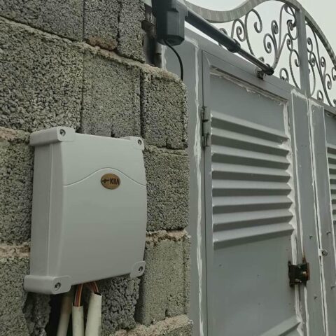 جک درب پارکینگ با سیستم UPS در شیراز همراه باتری اضطراری جک درب پارکینگ مجهز به UPS در برابر قطعی برق در شیراز
