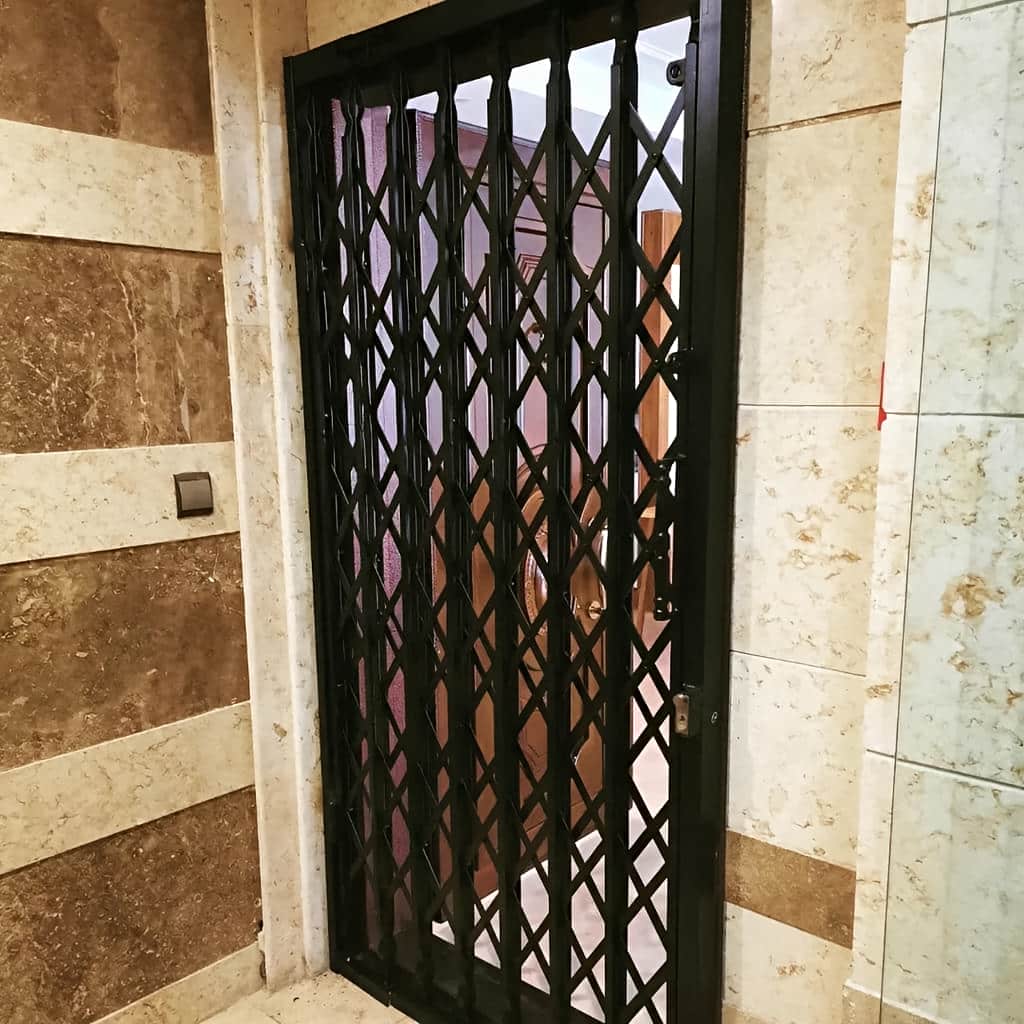 نصب درب آکاردئونی پنج گل دوبل با ریل روان در شیراز