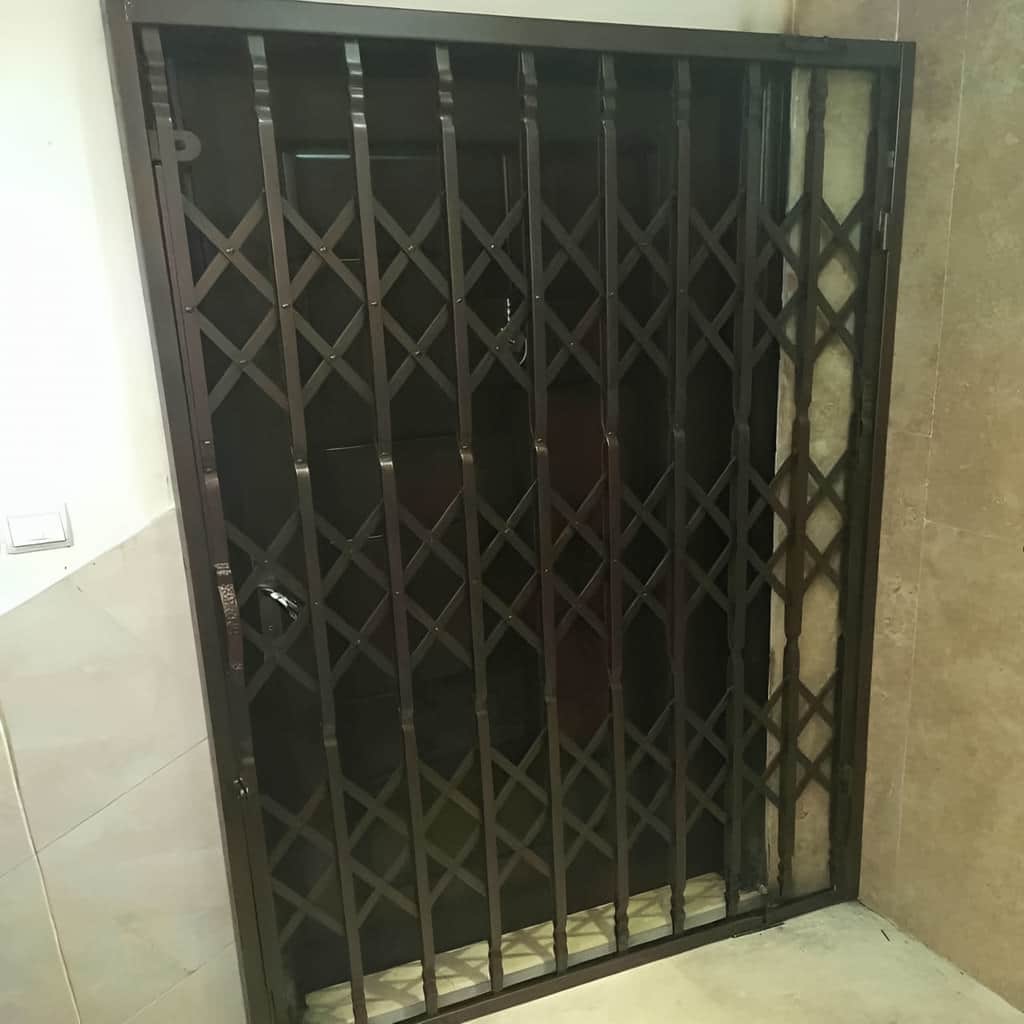 اجرای حفاظ آکاردئونی سه گل تسمه روی ورودی آپارتمان در شیراز