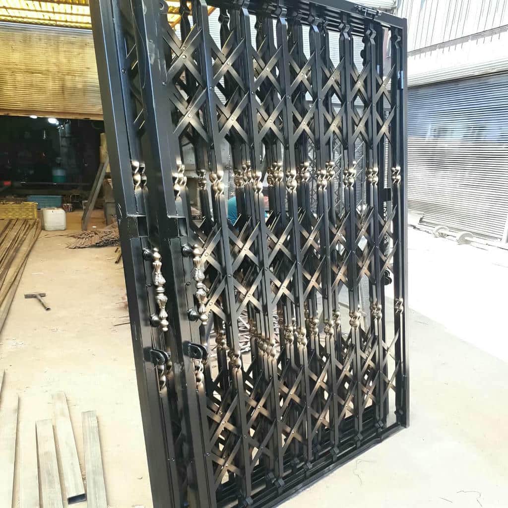 نصب درب آکاردئونی مدرن مشکی ورودی اداری با چهارچوب فلزی در شیراز