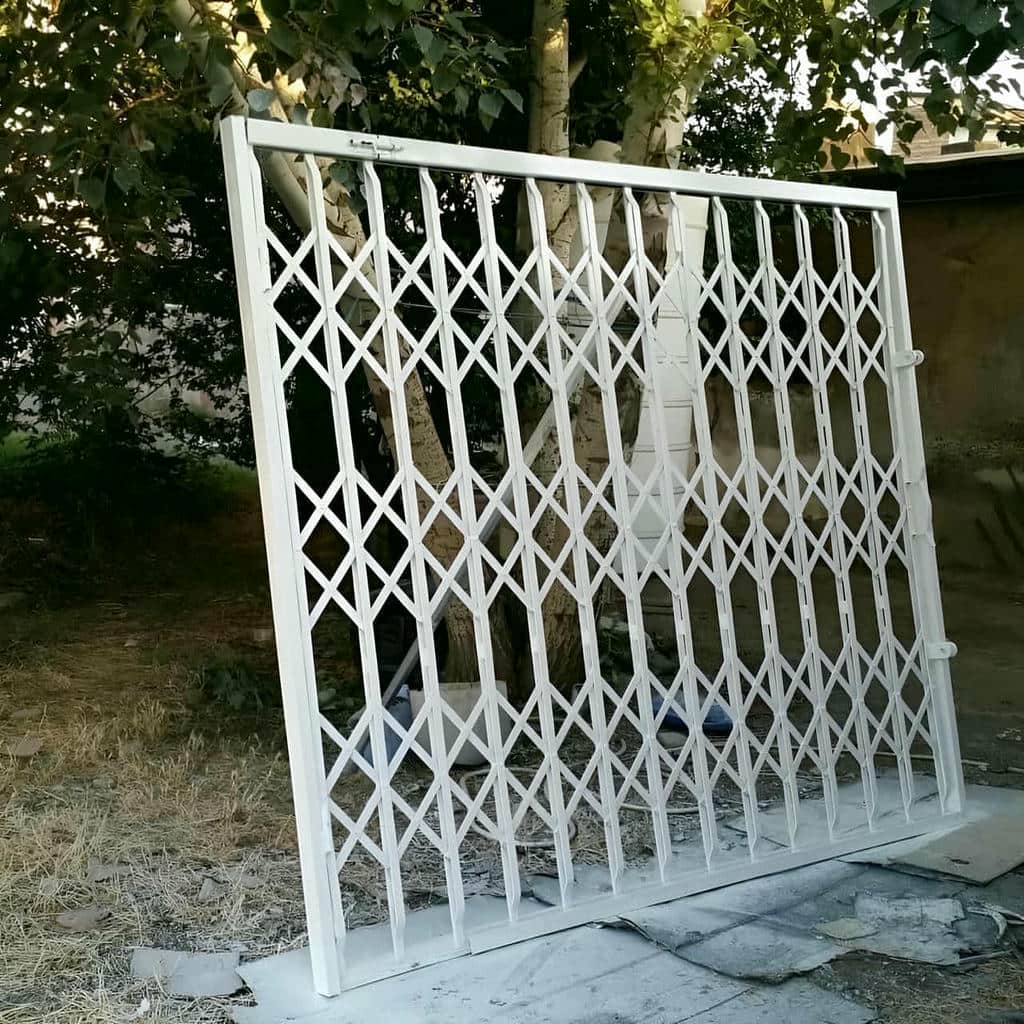 اجرای حفاظ آکاردئونی طرح دار لوزی روی چهارچوب فلزی در شیراز