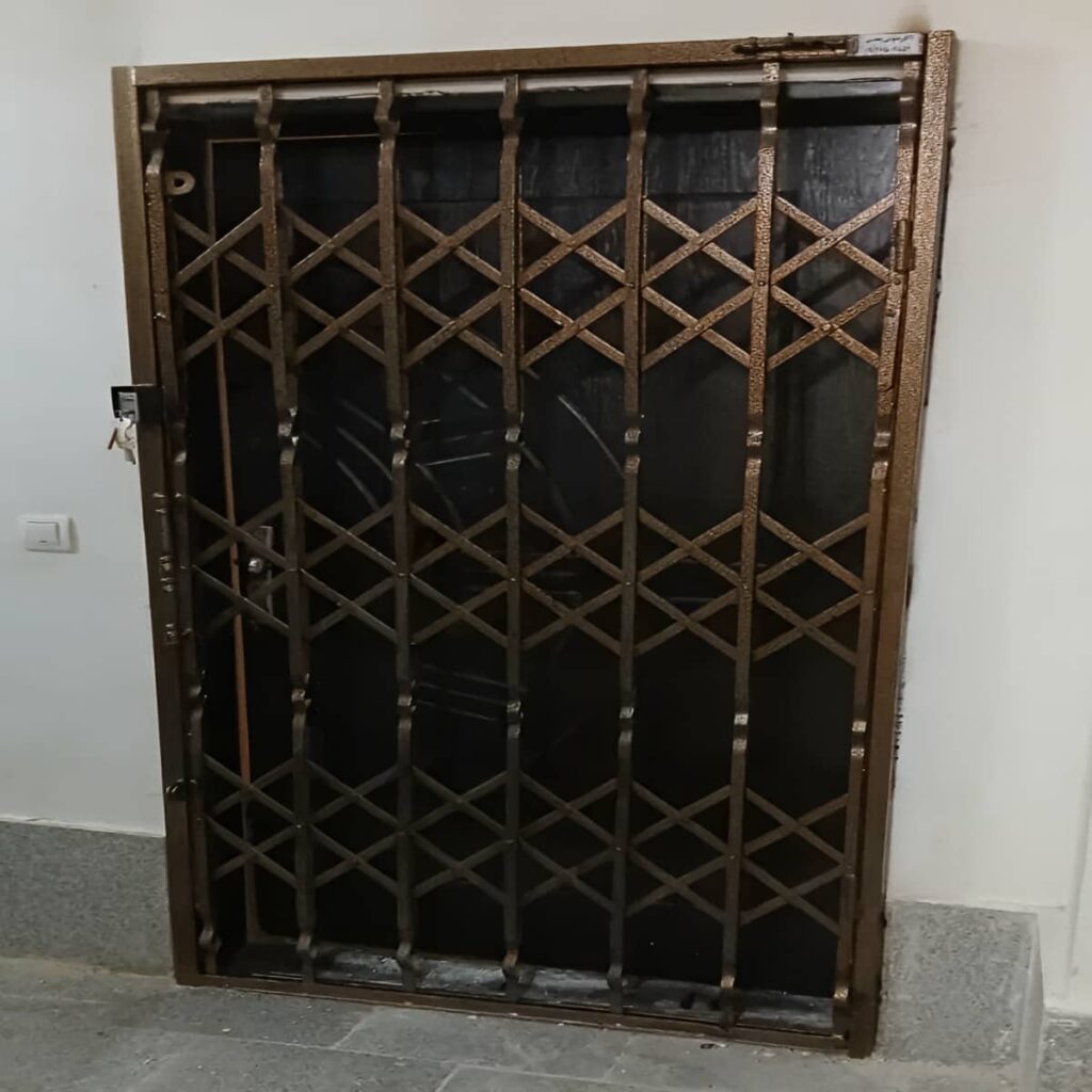 اجرای حفاظ آکاردئونی ریلی کم جا روی چهارچوب در شیراز اجرای حفاظ آکاردئونی ریلی کم جا روی چهارچوب در شیراز