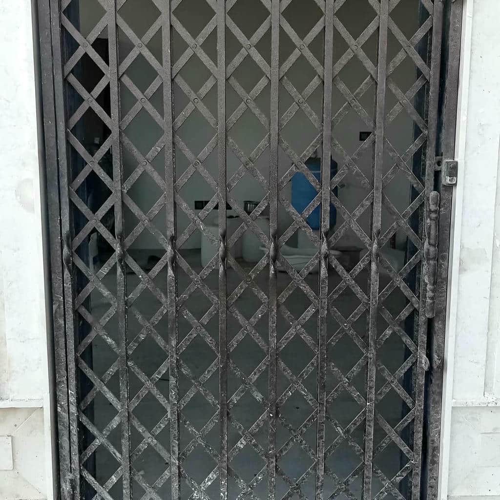 خدمات نصب حفاظ آکاردئونی ورودی مجتمع با حرکت روان در شیراز