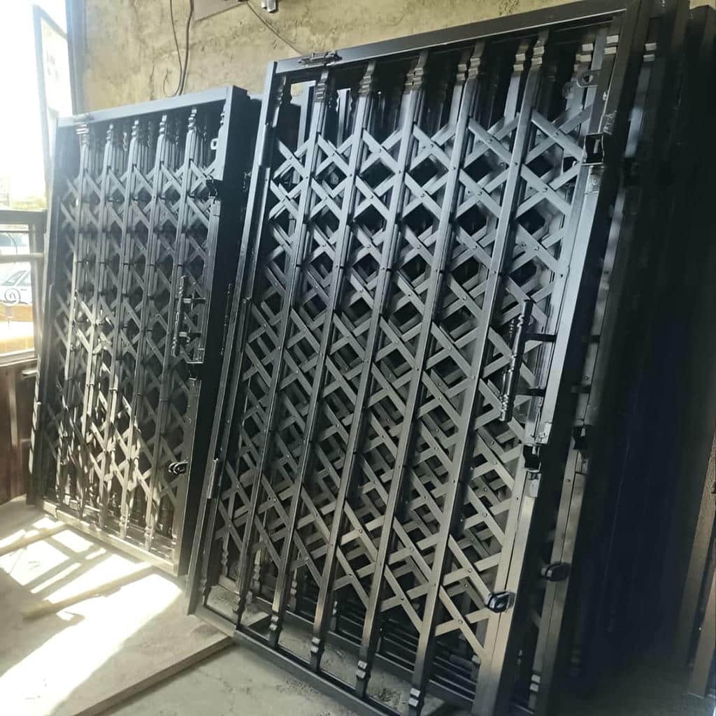 نصب درب حفاظ فلزی ورودی واحد با چهارچوب متناسب در شیراز