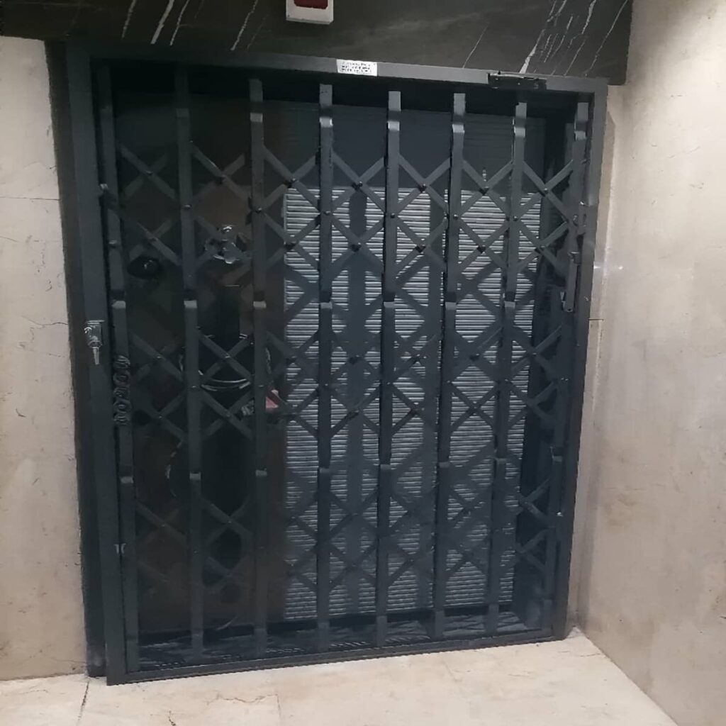 نصب درب آکاردئونی برای واحد اداری با چهارچوب هماهنگ در شیراز نصب درب آکاردئونی برای واحد اداری با چهارچوب هماهنگ در شیراز