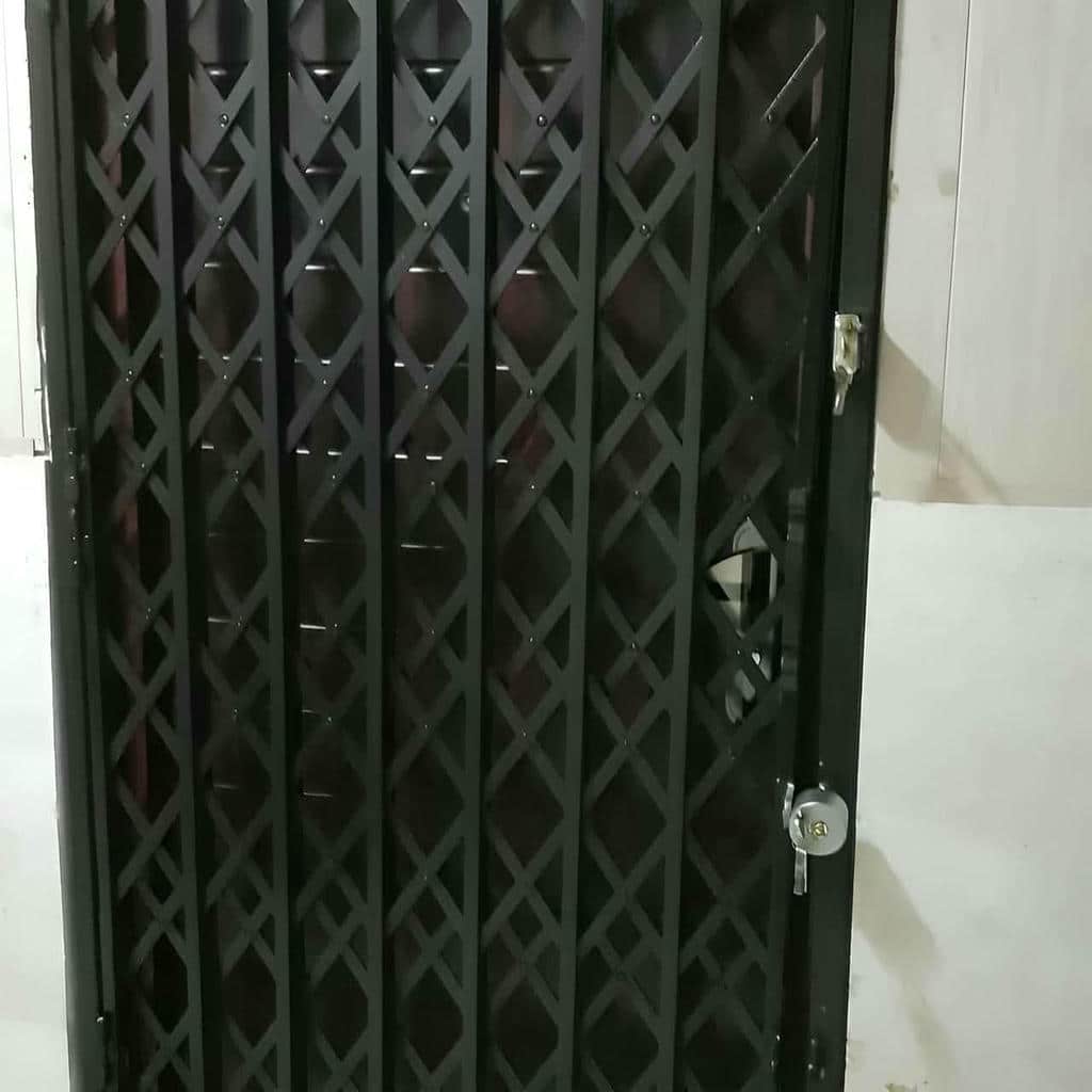 نصب حفاظ درب آپارتمان ضد دیلم با چهارچوب فلزی در شیراز