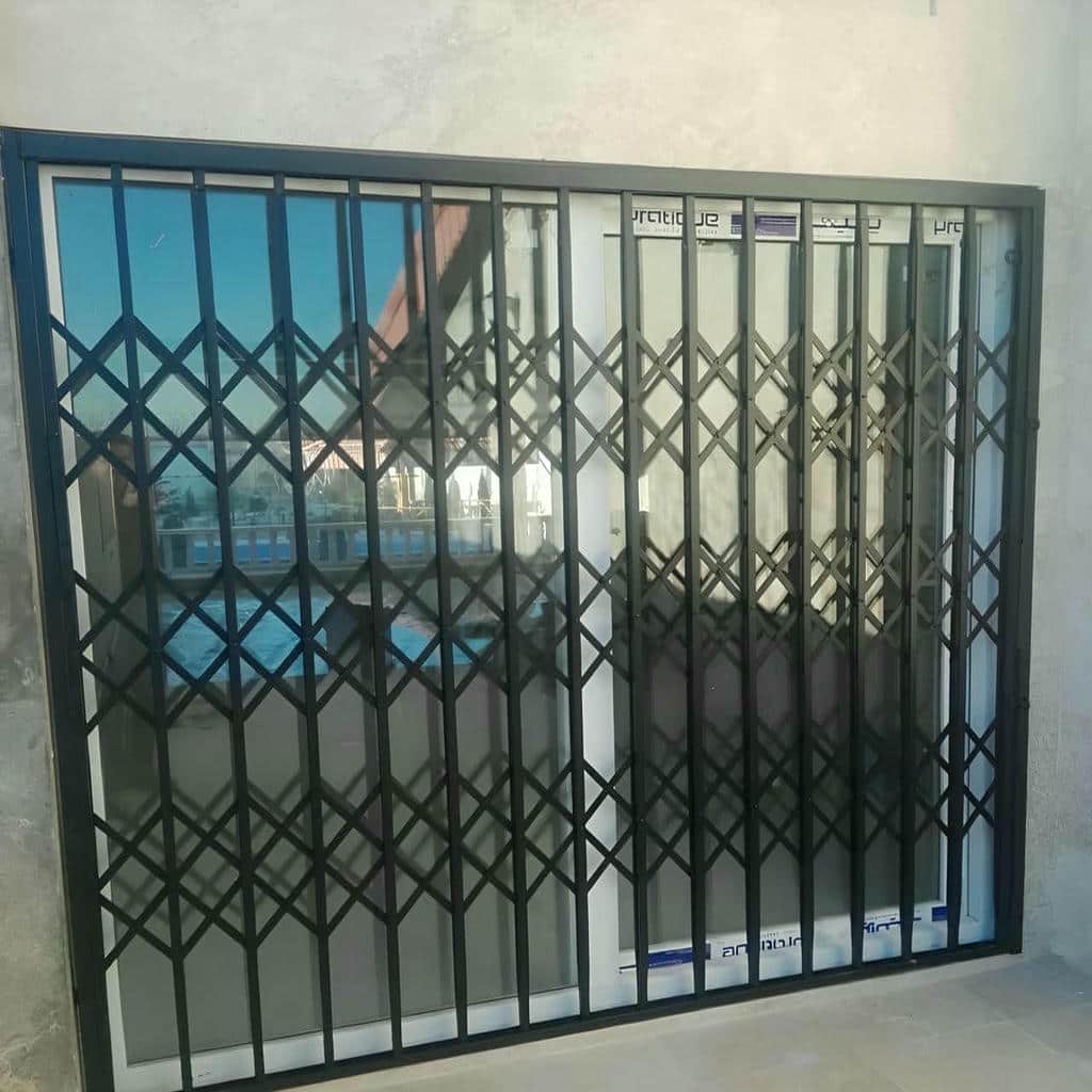 اجرای حفاظ آکاردئونی شیک قفل دار روی چهارچوب فلزی در شیراز
