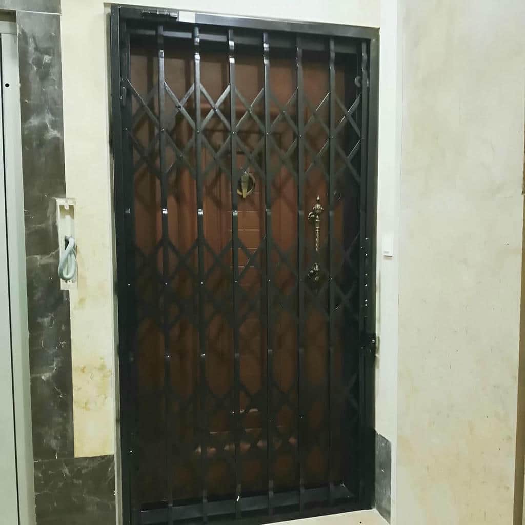 خرید حفاظ آکاردئونی مدرن مشکی ورودی اداری با طرح مینیمال در شیراز