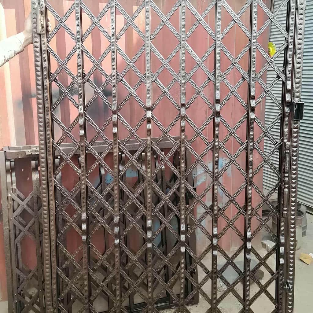 نصب درب آکاردئونی طرح دار لوزی با چهارچوب هماهنگ در شیراز