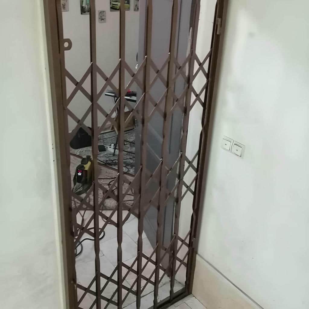 خدمات نصب درب آکاردئونی مدرن مشکی ورودی اداری در شیراز