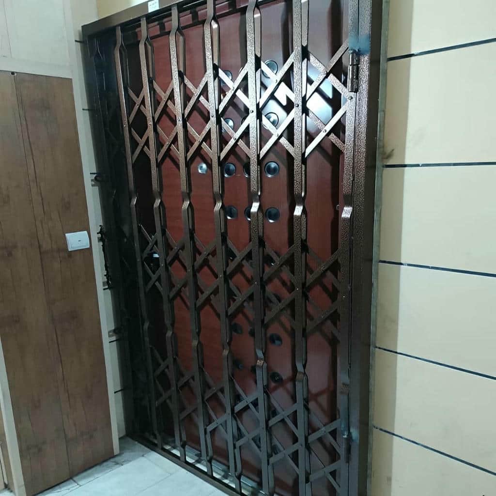 ساخت حفاظ آکاردئونی درب واحد مسکونی متناسب با ورودی در شیراز ساخت حفاظ آکاردئونی درب واحد مسکونی متناسب با ورودی در شیراز