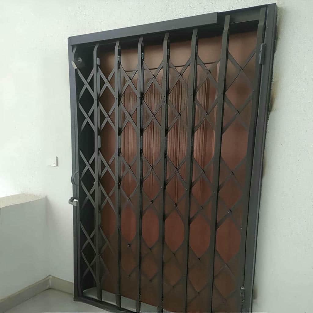 خدمات نصب درب آکاردئونی شیک قفل دار با حرکت روان در شیراز