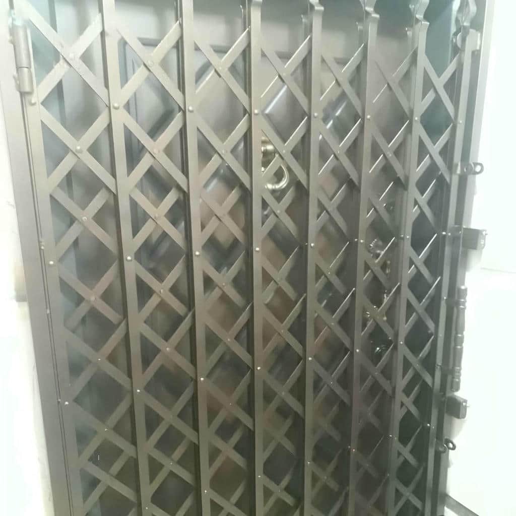 نصب حفاظ آکاردئونی دو جداره ورودی با ریل روان در شیراز