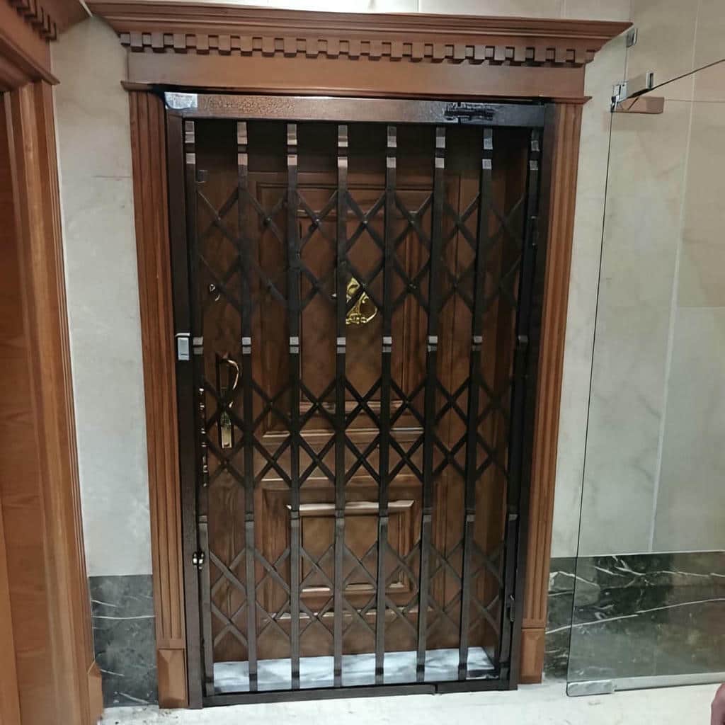 اجرای گارد آکاردئونی ورودی مجتمع روی چهارچوب فلزی در شیراز