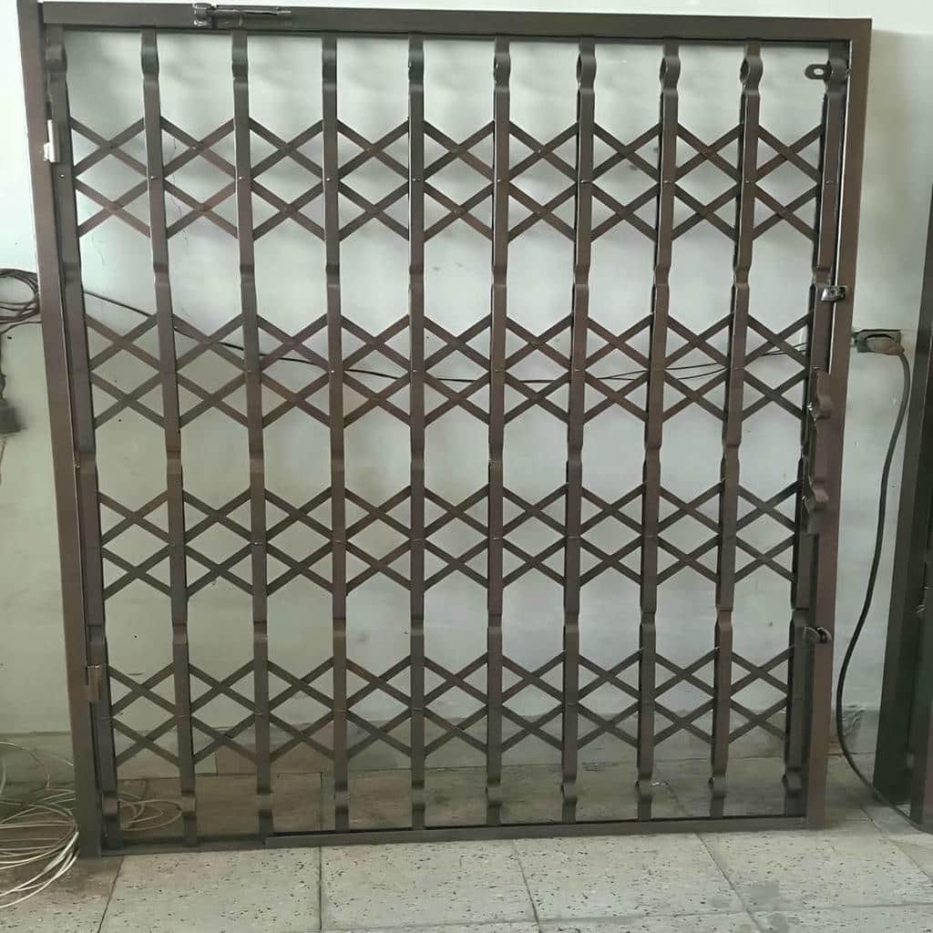سفارش درب آکاردئونی مشکی طلایی متناسب با ورودی در شیراز