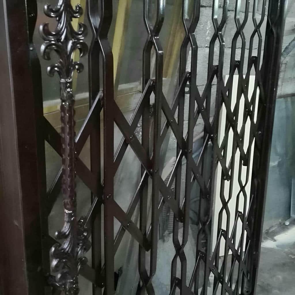 تولید حفاظ آکاردئونی درب واحد مسکونی با چهارچوب فلزی در شیراز
