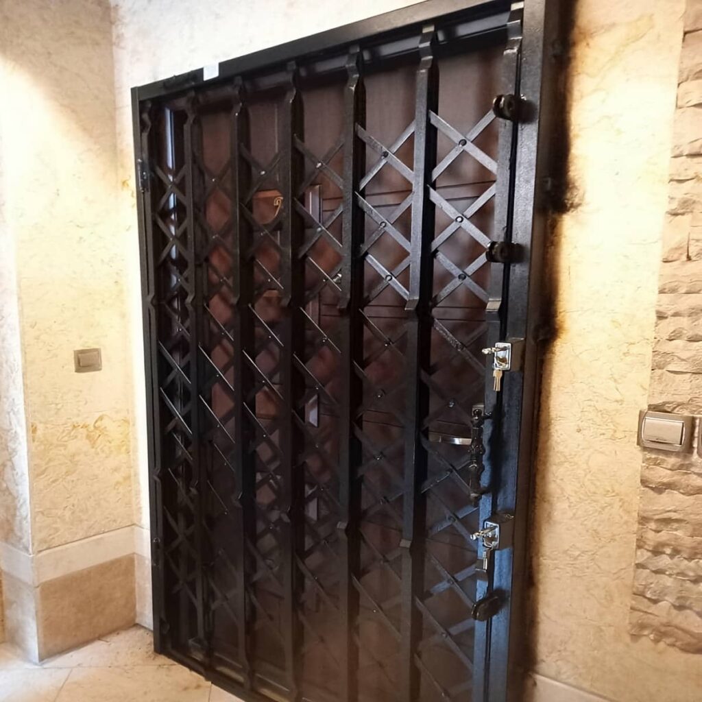 خرید درب آکاردئونی برای واحد اداری با شبکه متعادل در شیراز خرید درب آکاردئونی برای واحد اداری با شبکه متعادل در شیراز