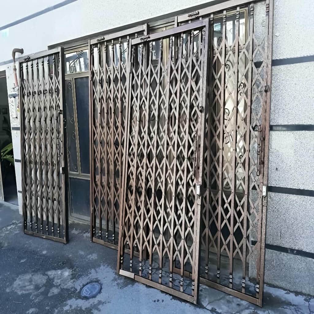 فروش درب آکاردئونی سفید طلایی برای ورودی واحد در شیراز