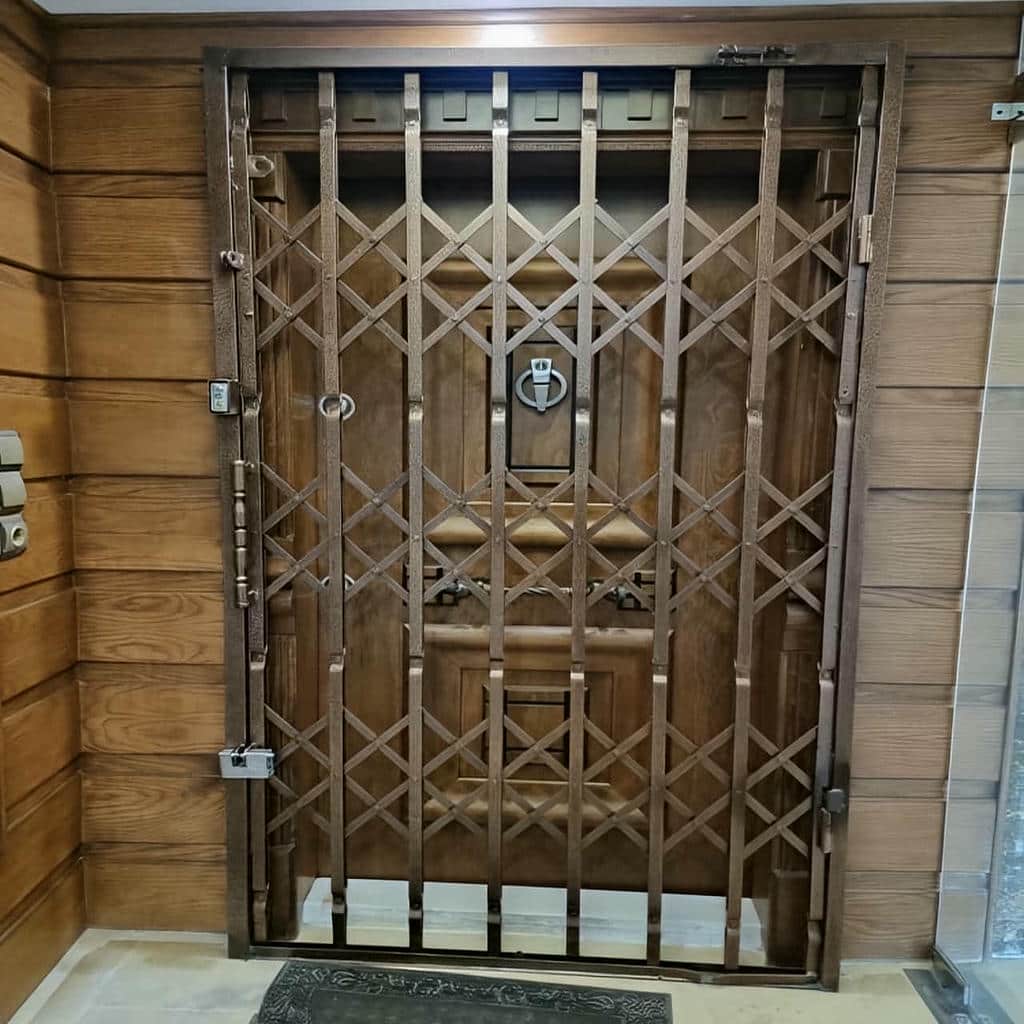 سفارش درب آکاردئونی سفید طلایی متناسب با ورودی در شیراز