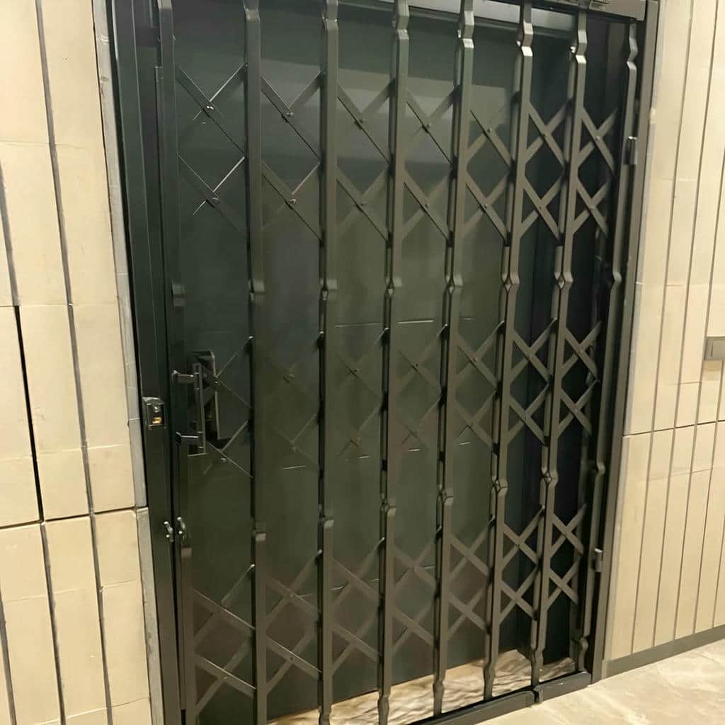 خدمات نصب حفاظ پشت درب آپارتمان ریلی برای فضای ورودی در شیراز