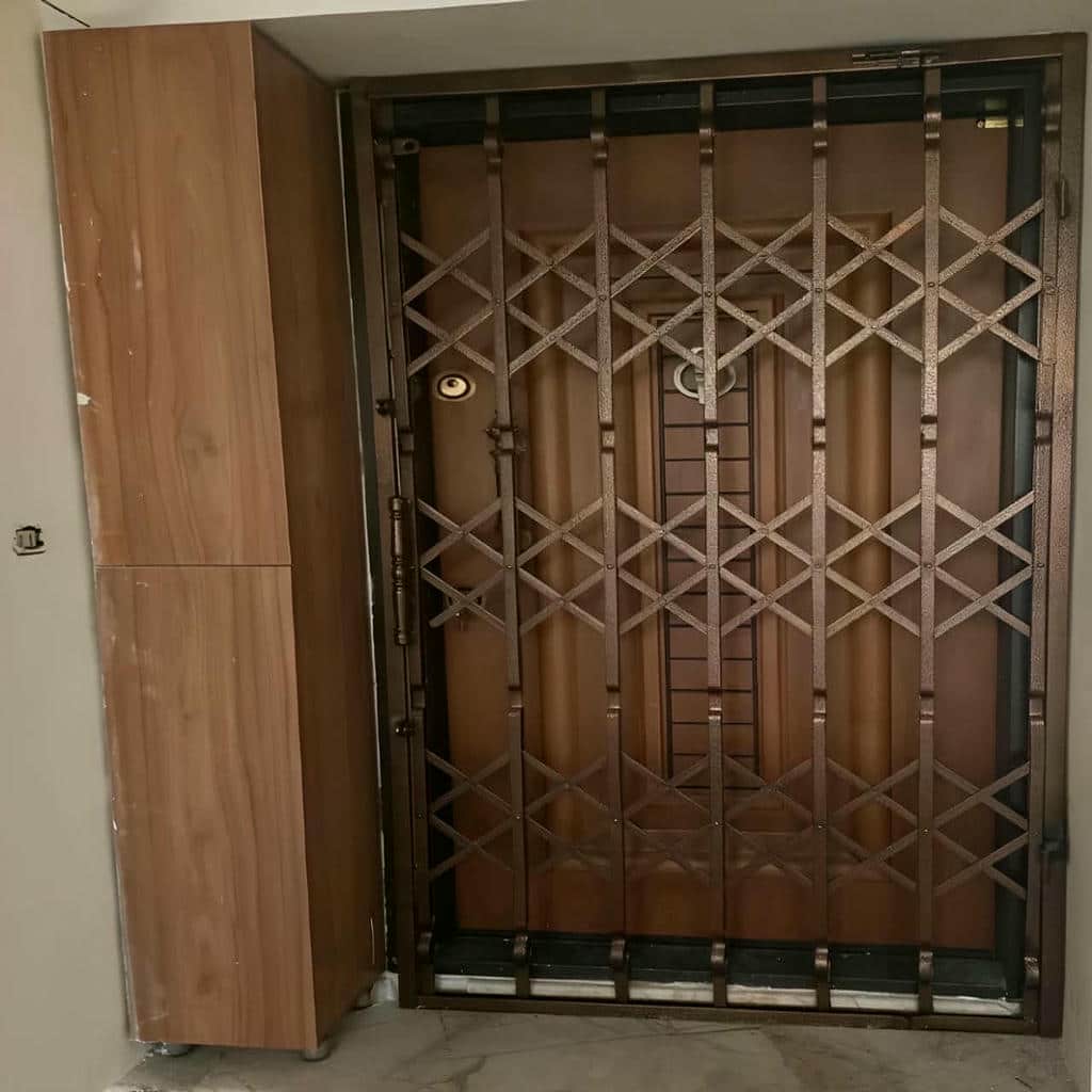 ساخت درب آکاردئونی مشکی طلایی با تسمه فلزی در شیراز