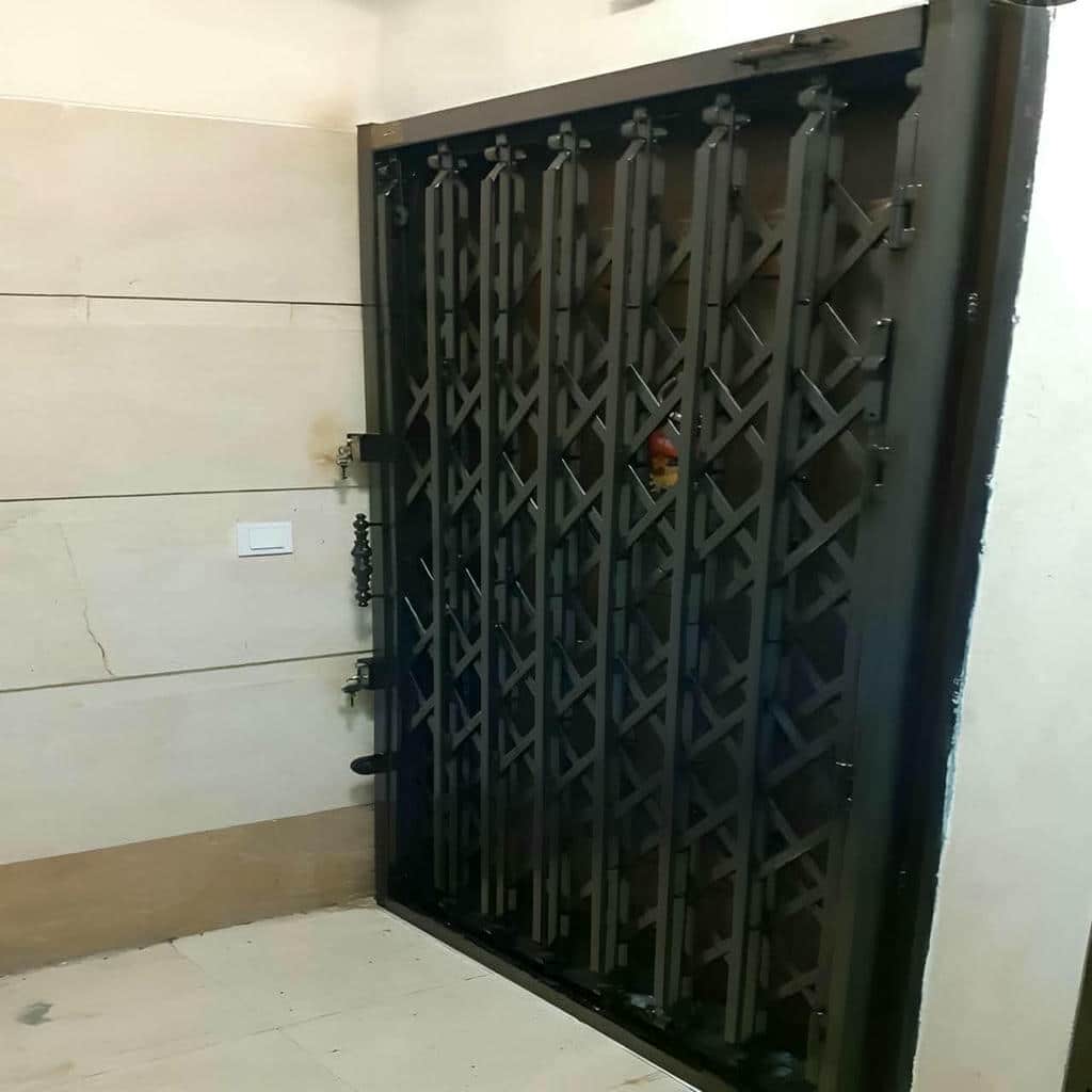 نصب درب آکاردئونی شیک قفل دار با چهارچوب هماهنگ در شیراز