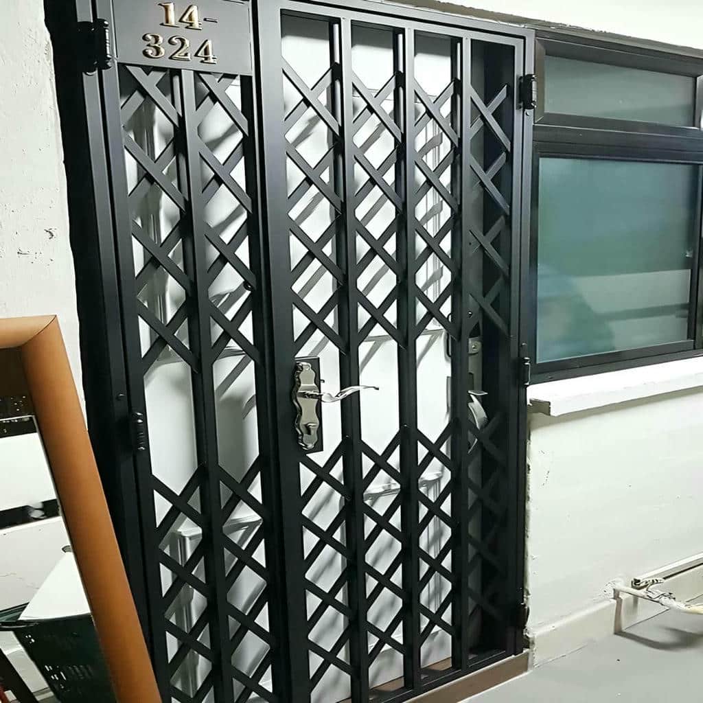 حفاظ آکاردئونی درب ورودی آپارتمان با فضای جمعشدن مناسب در شیراز حفاظ آکاردئونی درب ورودی آپارتمان با فضای جمعشدن مناسب در شیراز