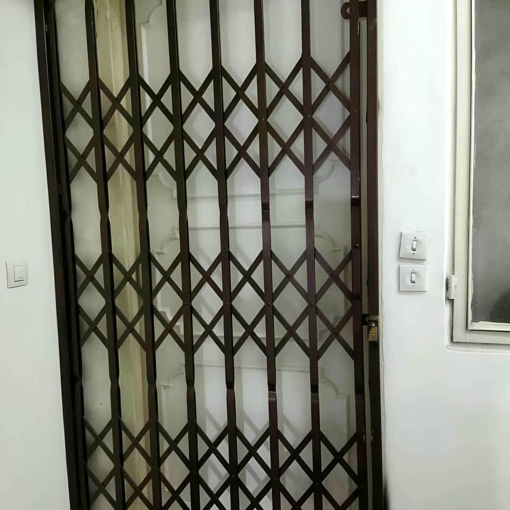 سفارش درب آکاردئونی مدرن مشکی ورودی اداری متناسب با دفتر در شیراز