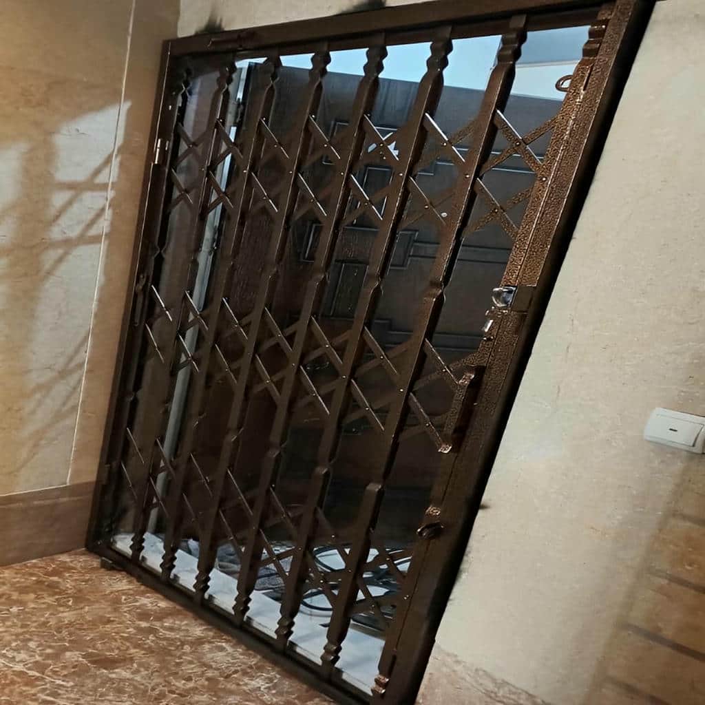 تولید درب آکاردئونی مدرن مشکی ورودی اداری با شبکه متراکم در شیراز