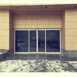 11 مدل درب اتوماتیک شیشه ای لولایی سنسوردار در شیراز