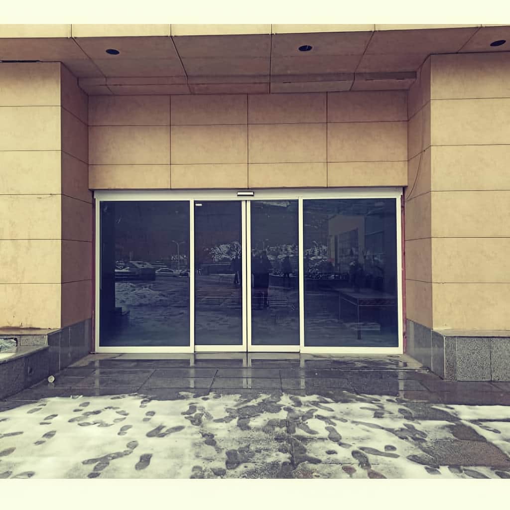 11 مدل درب اتوماتیک شیشه ای لولایی سنسوردار در شیراز
