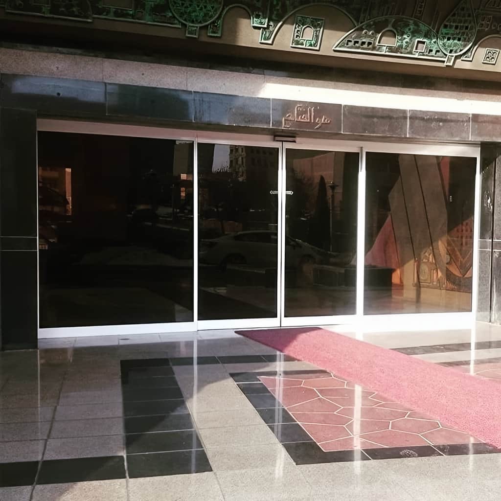 خرید درب اتوماتیک شیشه ای دو لنگه کشویی فریم لس در شیراز خرید درب اتوماتیک شیشه ای دو لنگه کشویی فریم لس در شیراز