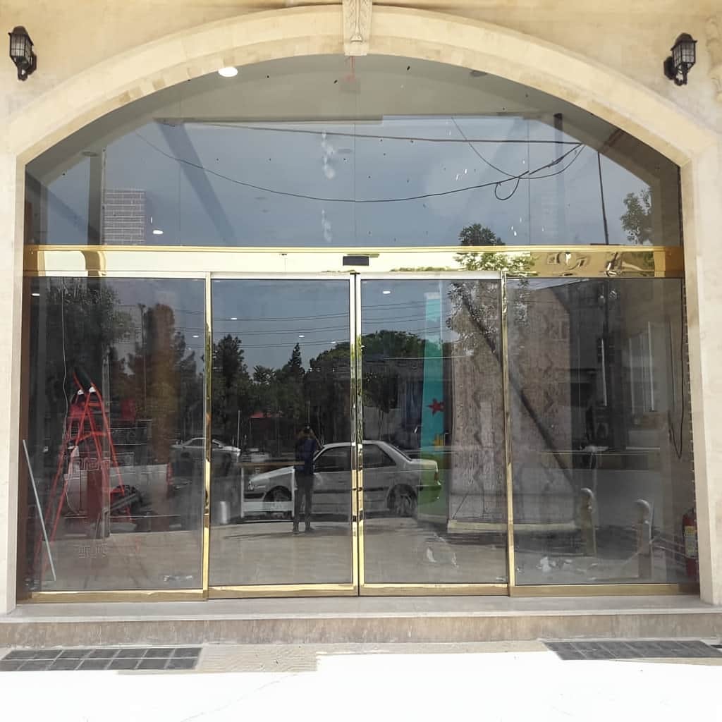 تعمیر درب اتوماتیک شیشه ای لولایی سنسوردار و تنظیم اپراتور در شیراز تعمیر درب اتوماتیک شیشه ای لولایی سنسوردار و تنظیم اپراتور در شیراز