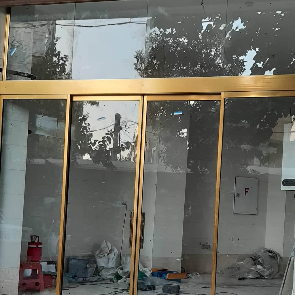 درب شیشه ای برقی سکوریت ورودی با بازشوی مرکزی در شیراز
