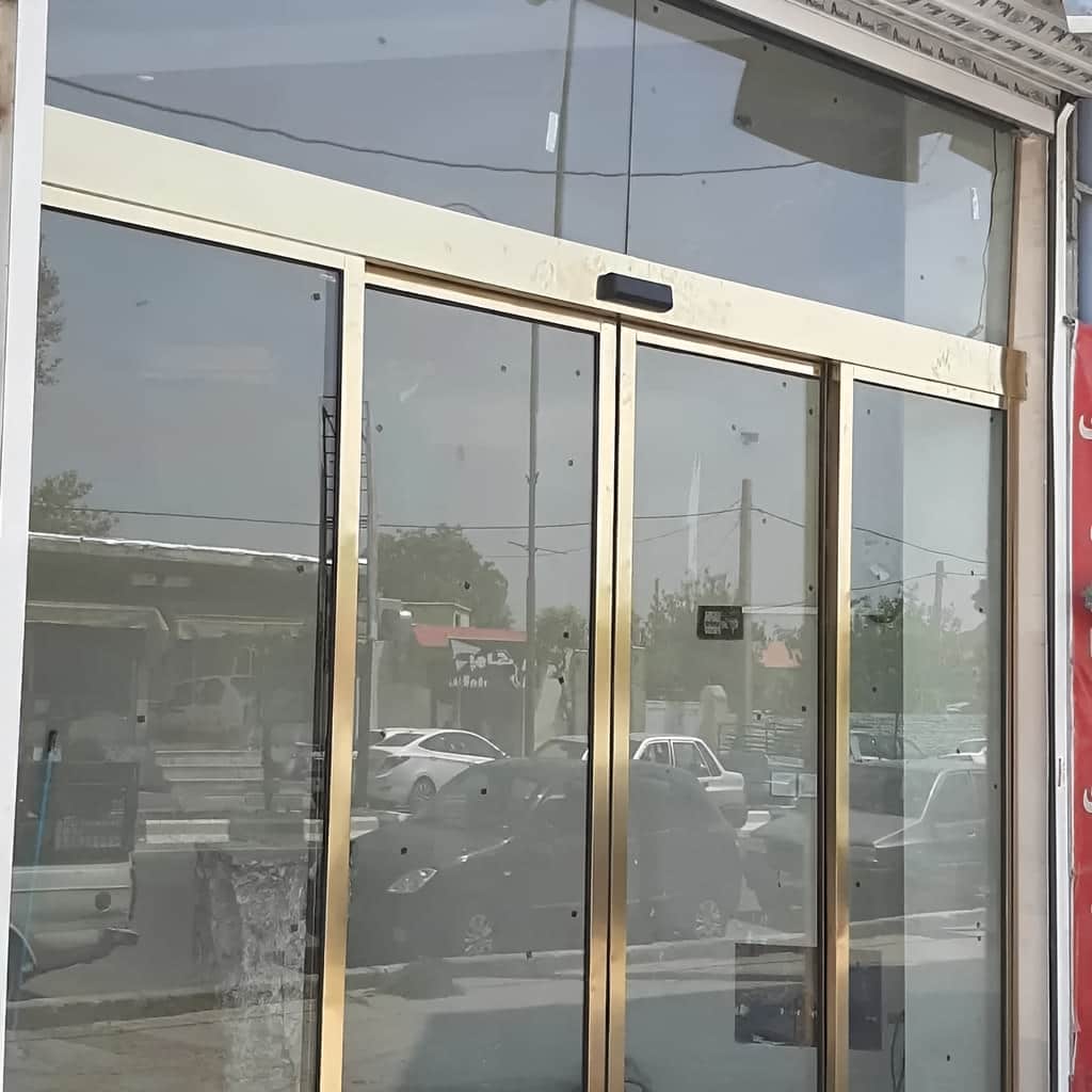 درب شیشه ای برقی کشویی دو لت برای ورودی تجاری در شیراز درب شیشه ای برقی کشویی دو لت برای ورودی تجاری در شیراز